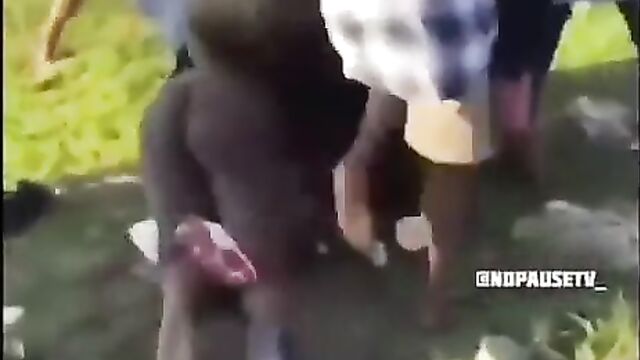 2 women caught fighting, exposing ass in public - 4 image