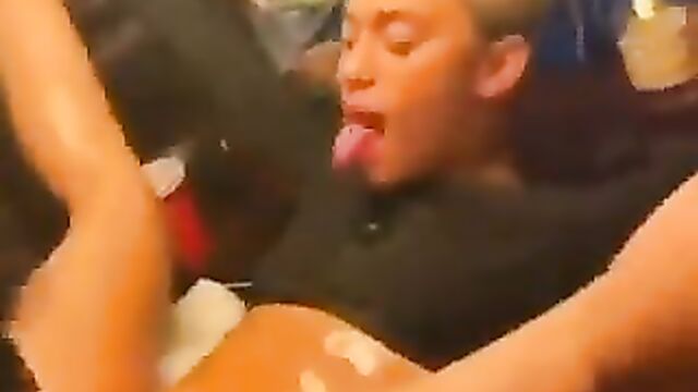 Eating pussy in a house party - 4 image