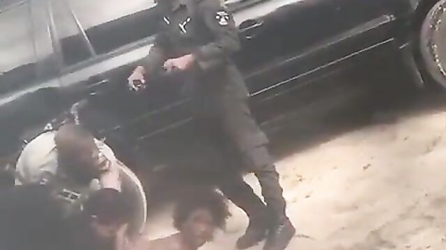 Breasts pop out as Nigerian police allegedly strip woman naked in public - 3 image