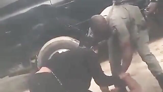 Breasts pop out as Nigerian police allegedly strip woman naked in public - 5 image