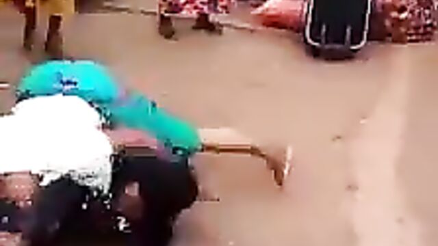 Nigerian woman body slams her opponent while fighting in public