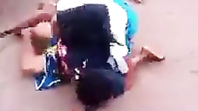 Nigerian woman body slams her opponent while fighting in public - 4 image