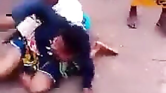 Nigerian woman body slams her opponent while fighting in public - 5 image