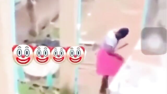 Student couple caught after having discreet sex in front of a building - 4 image