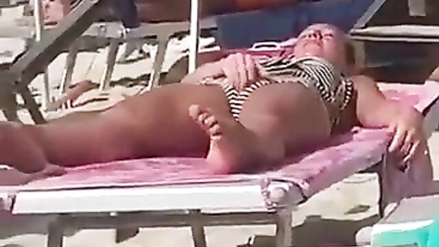 Chick caught fingering herself on the beach in public - 1 image