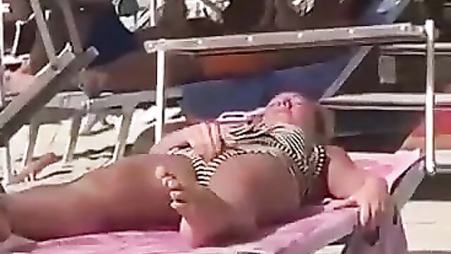 Chick caught fingering herself on the beach in public - 3 image