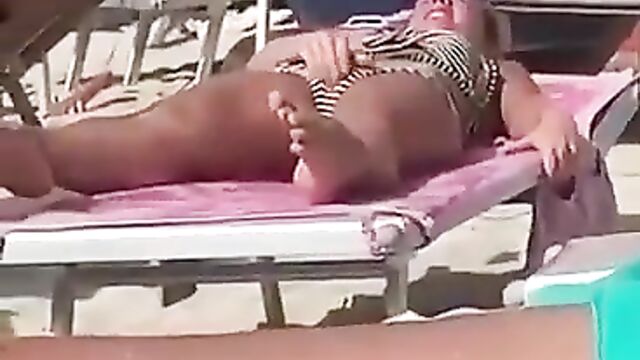 Chick caught fingering herself on the beach in public - 4 image