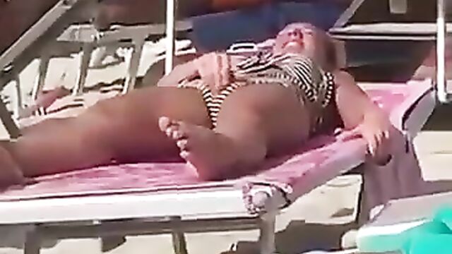 Chick caught fingering herself on the beach in public - 5 image