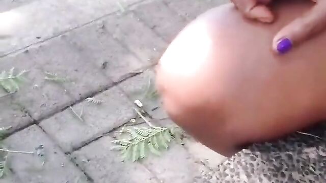 Lady showing pussy in public park - 1 image