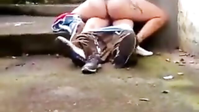 Chick sitting on bae and chopping him in public - 1 image