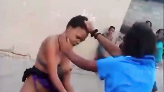 Breasts pop out as 2 street girls fight over a boyfriend in public - 5 image