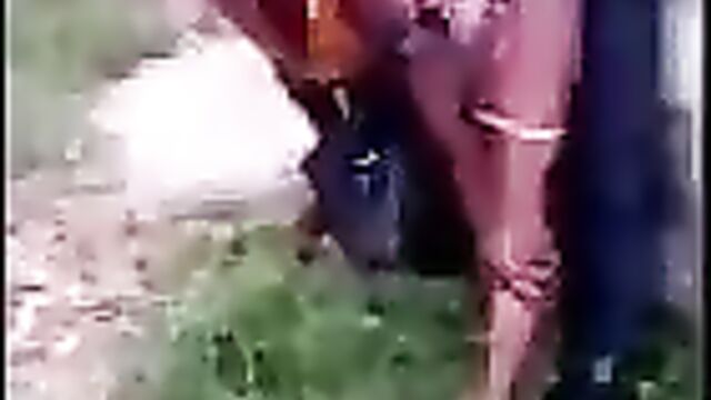 Crazy couple ‘playing love’ in public - 3 image