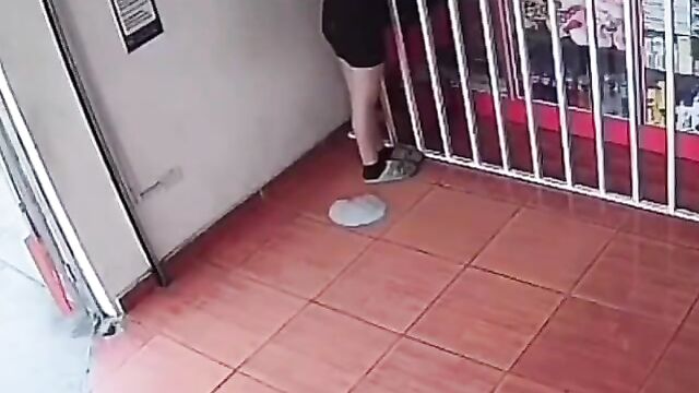 Crazy man masturbating and pouring cum on a lady in public in broad daylight - 4 image