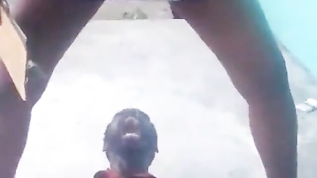 Prostitute without panties caught pissing on drunk guy in public - 4 image