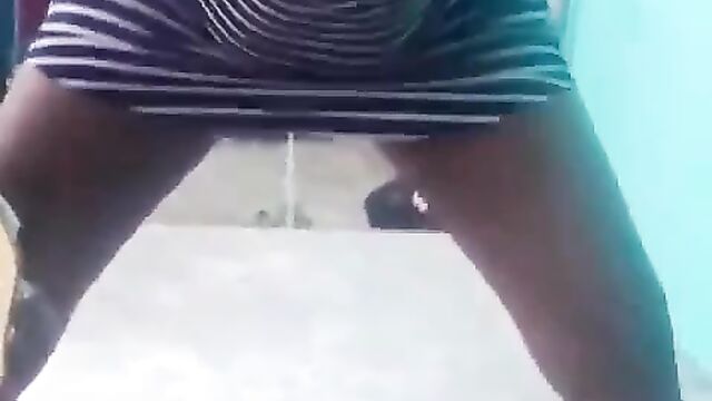 Prostitute without panties caught pissing on drunk guy in public - 5 image