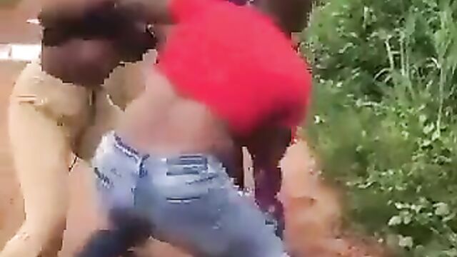 Big breasts fly out as 2 Nigerian girls fight in public over a boyfriend - 1 image