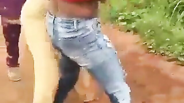 Big breasts fly out as 2 Nigerian girls fight in public over a boyfriend - 3 image