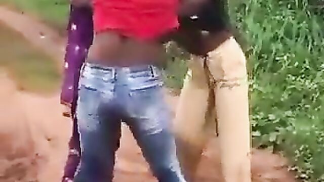 Big breasts fly out as 2 Nigerian girls fight in public over a boyfriend - 4 image
