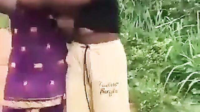 Big breasts fly out as 2 Nigerian girls fight in public over a boyfriend - 5 image