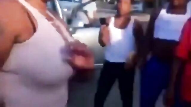 Money flew from her naked ass during a fight - 1 image