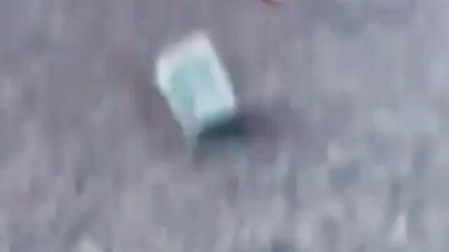 Money flew from her naked ass during a fight - 3 image