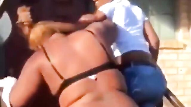 Money flew from her naked ass during a fight - 5 image