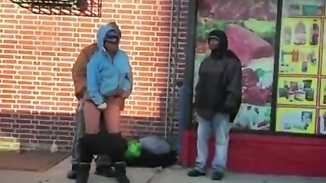 Homeless couple caught having sex in public - 4 image