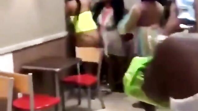 Boobs & ass bounce as Britney fights naked - 4 image