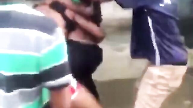 Boobs show as 2 African girls fight in public - 2 image