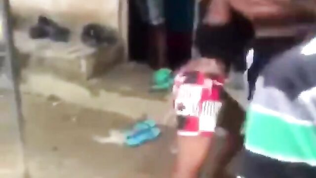 Boobs show as 2 African girls fight in public - 3 image