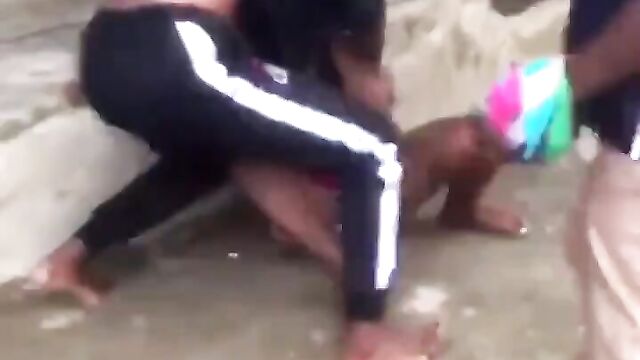 Boobs show as 2 African girls fight in public - 5 image