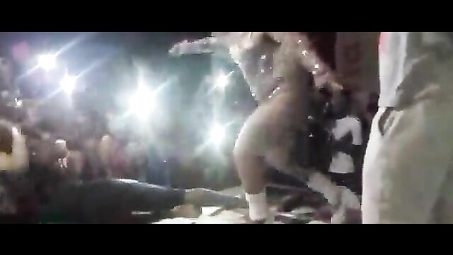 She caught him sucking another woman’s pussy on stage - 4 image