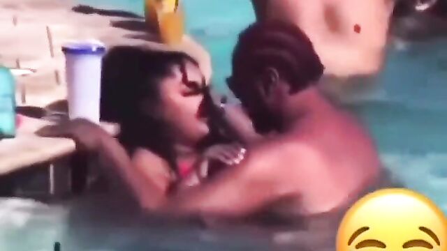 Couple caught having sex in a public pool - 4 image