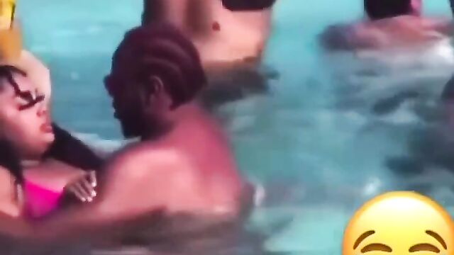 Couple caught having sex in a public pool - 5 image