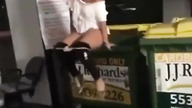 Accident while showing pussy and ass! - 3 image