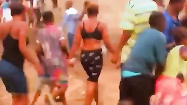 Breasts pop out as lady runs mad in public - 5 image