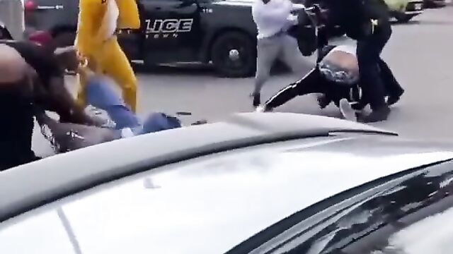 Ass pops out in public street fight in Connecticut, USA - 1 image