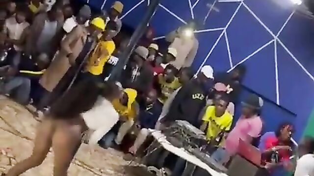 Nude chick at Mzansi wild party – Part 3 - 4 image