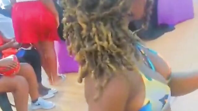 Video of sexy Ugandan girl Pretty Nicole dancing to entertain guests at a pool party - 4 image