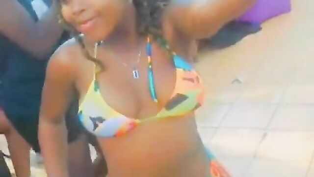 Video of sexy Ugandan girl Pretty Nicole dancing to entertain guests at a pool party - 5 image
