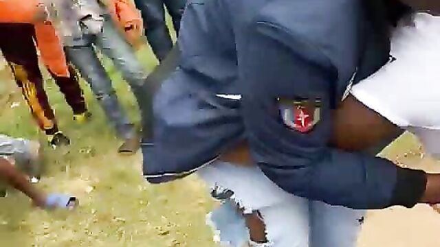 Prostitute fights and strips officer for allegedly failing to pay her money after sex - 1 image