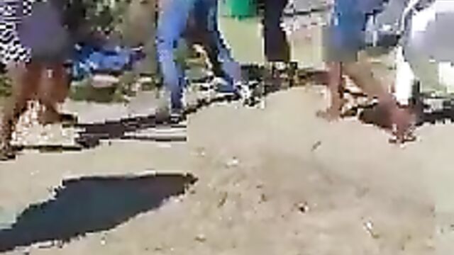 2 crazy African women caught fighting on the road – Part 2 - 3 image