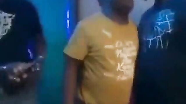 Live fingering on the dancefloor - 1 image