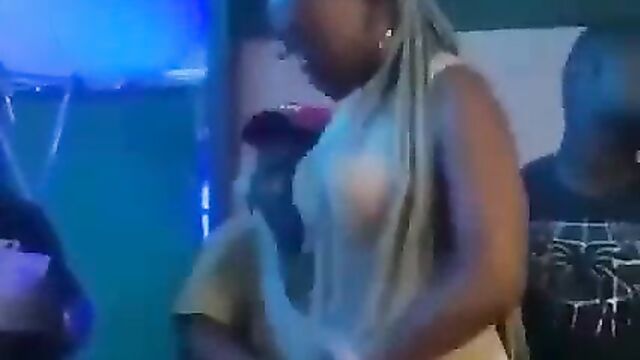 Live fingering on the dancefloor - 3 image