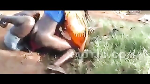 Black women fighting on the street, showing ass - 4 image