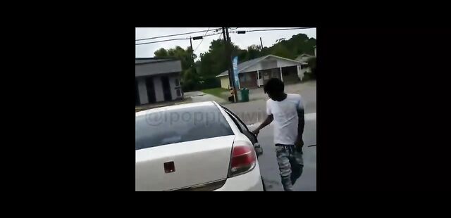 Whore fighting with bare butt in a car park - 4 image