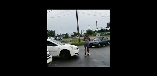 Whore fighting with bare butt in a car park - 5 image