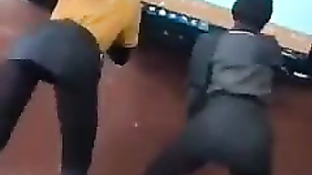 Mzansi students caught doing it in public - 5 image