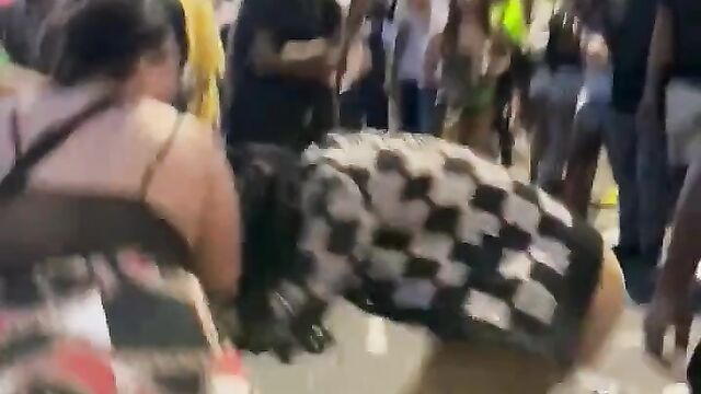 Breasts pop out as woman beats up her husband’s side chick in public at a festival - 4 image