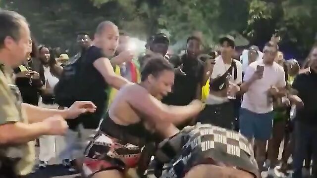 Breasts pop out as woman beats up her husband’s side chick in public at a festival - 5 image